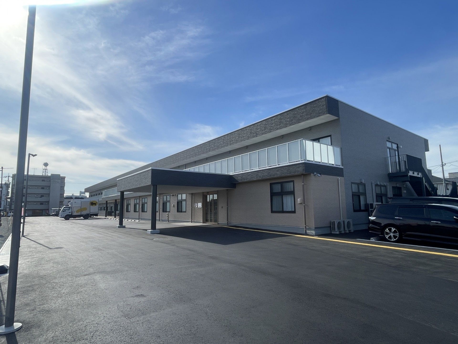 広い駐車場の建物外観