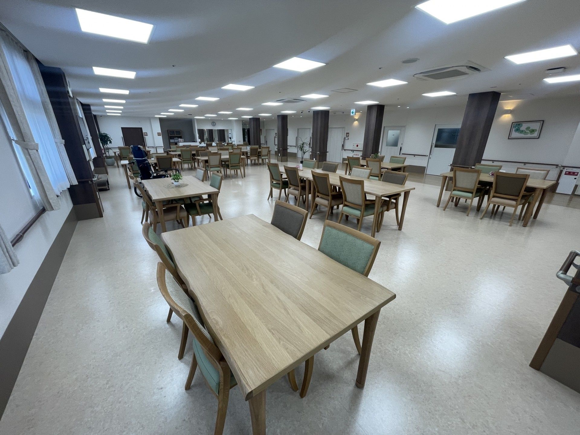 広々とした食事スペース