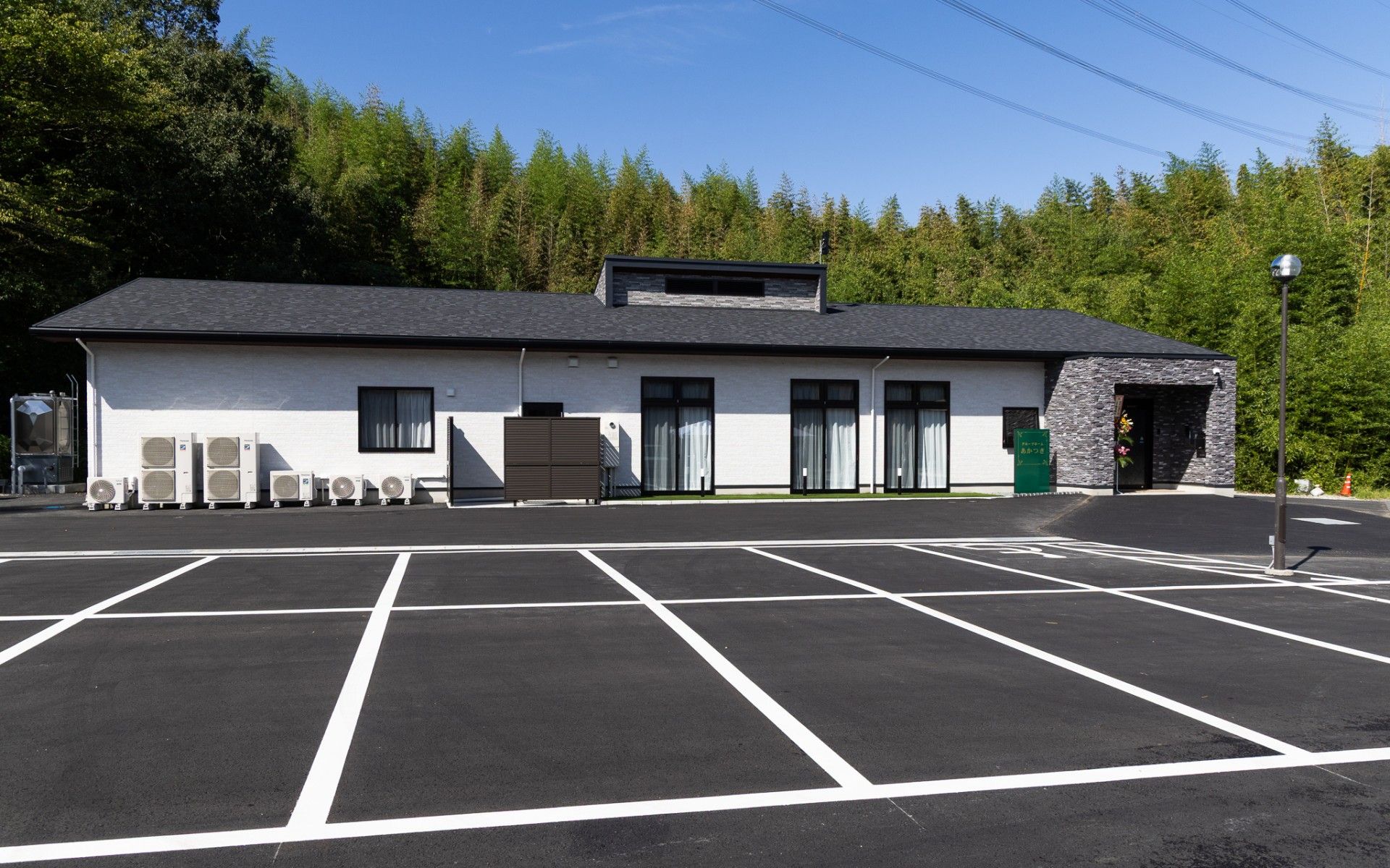 広い駐車場の建物