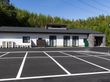 広い駐車場の建物