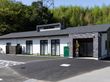 緑に囲まれた建物の外観
