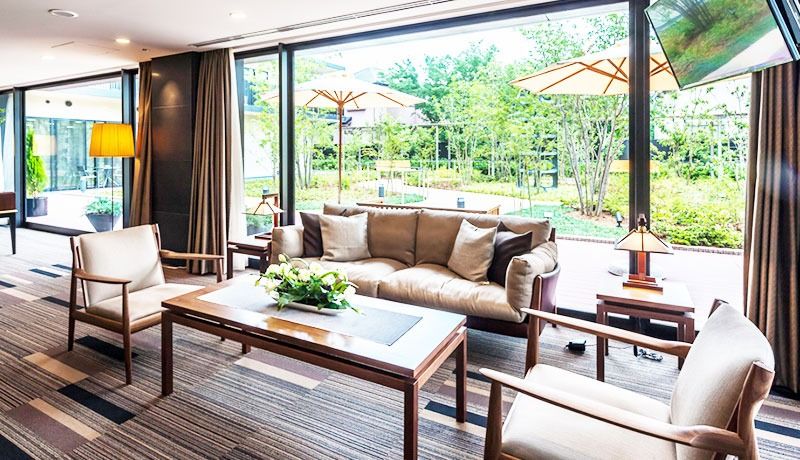 庭を望むくつろぎの空間