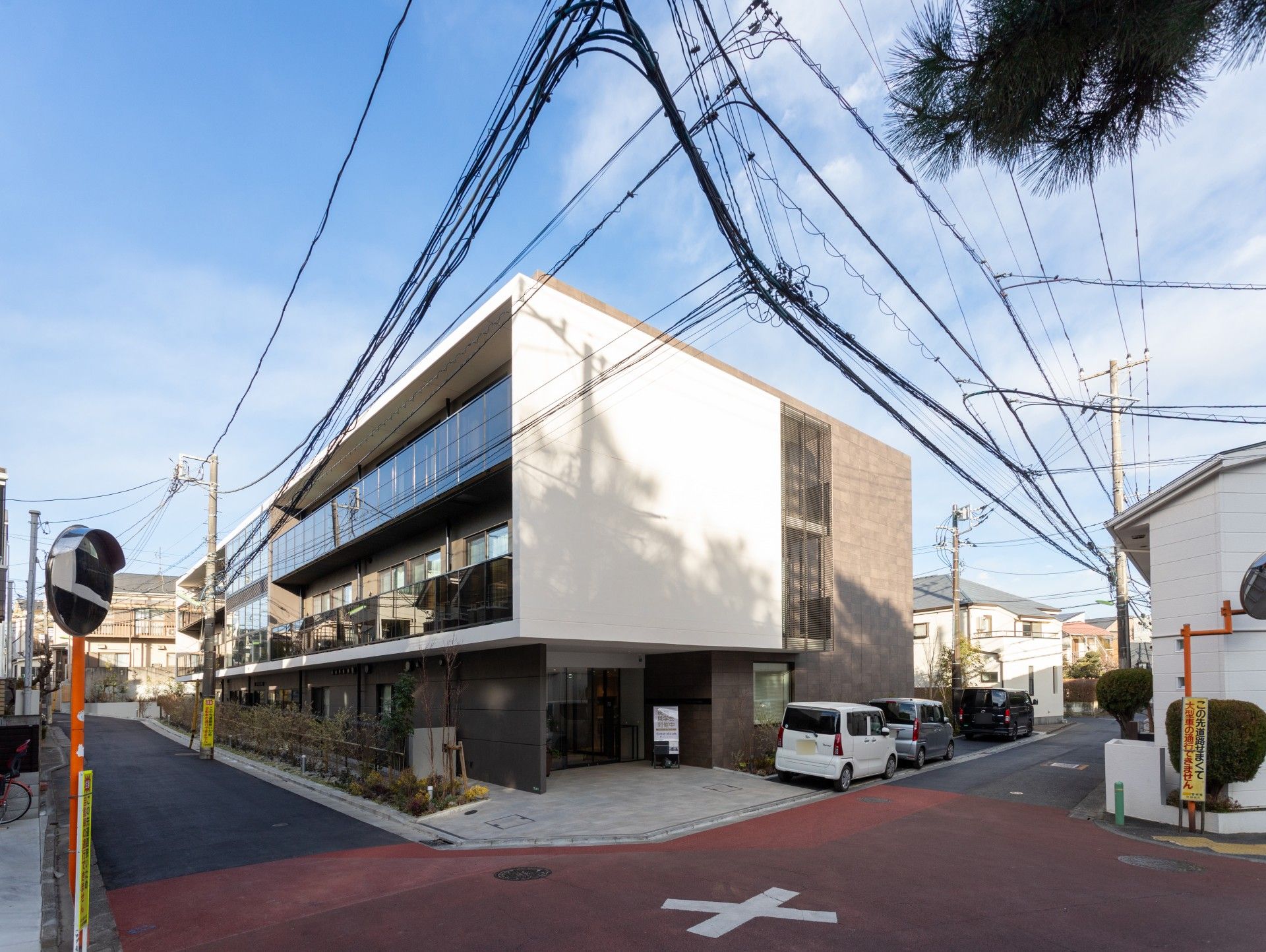 静かな住宅街の建物外観