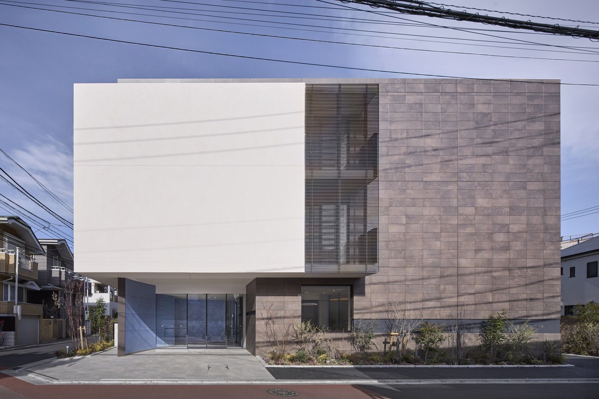モダンな外観の建物
