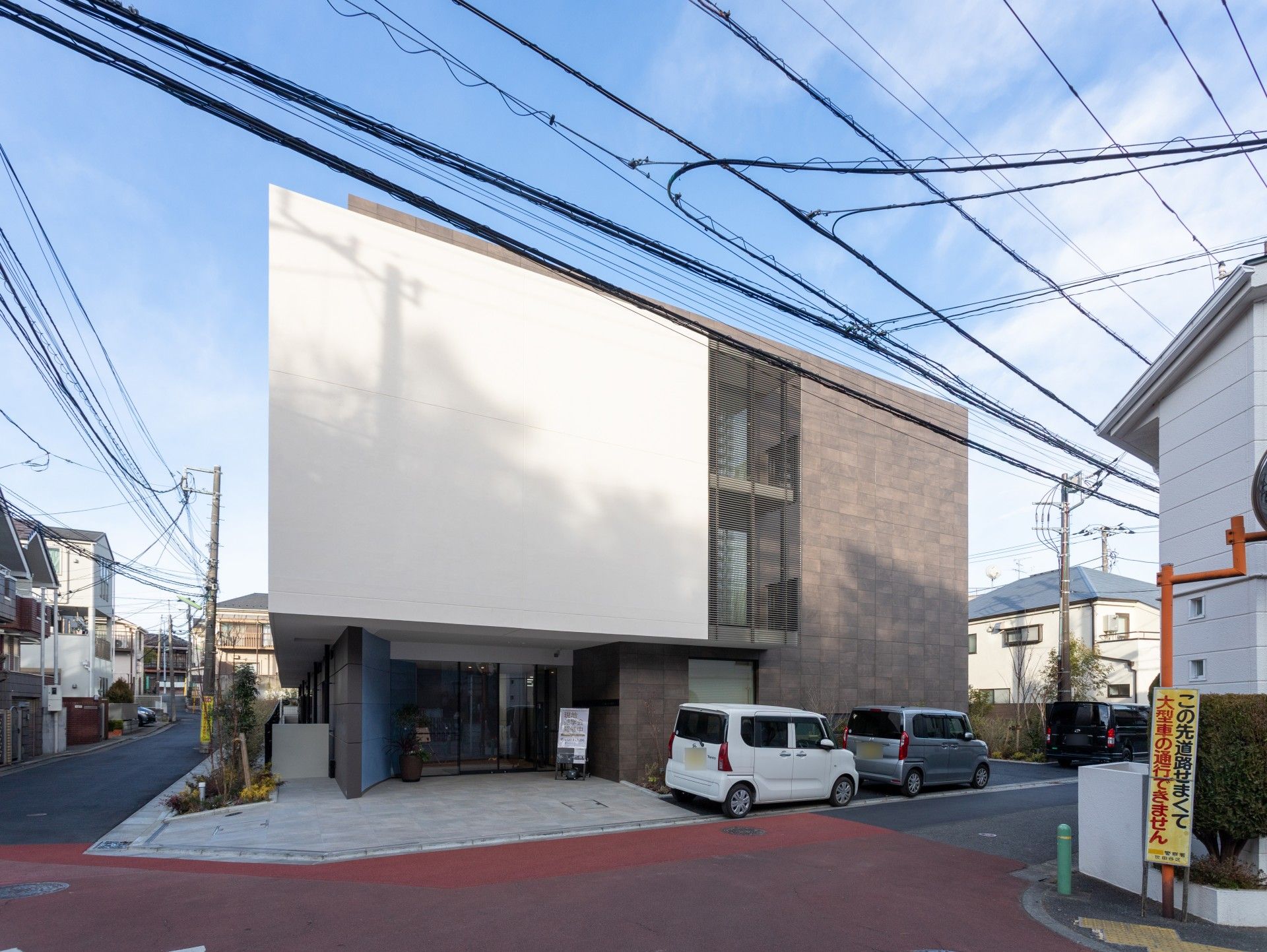 落ち着いた外観の建物