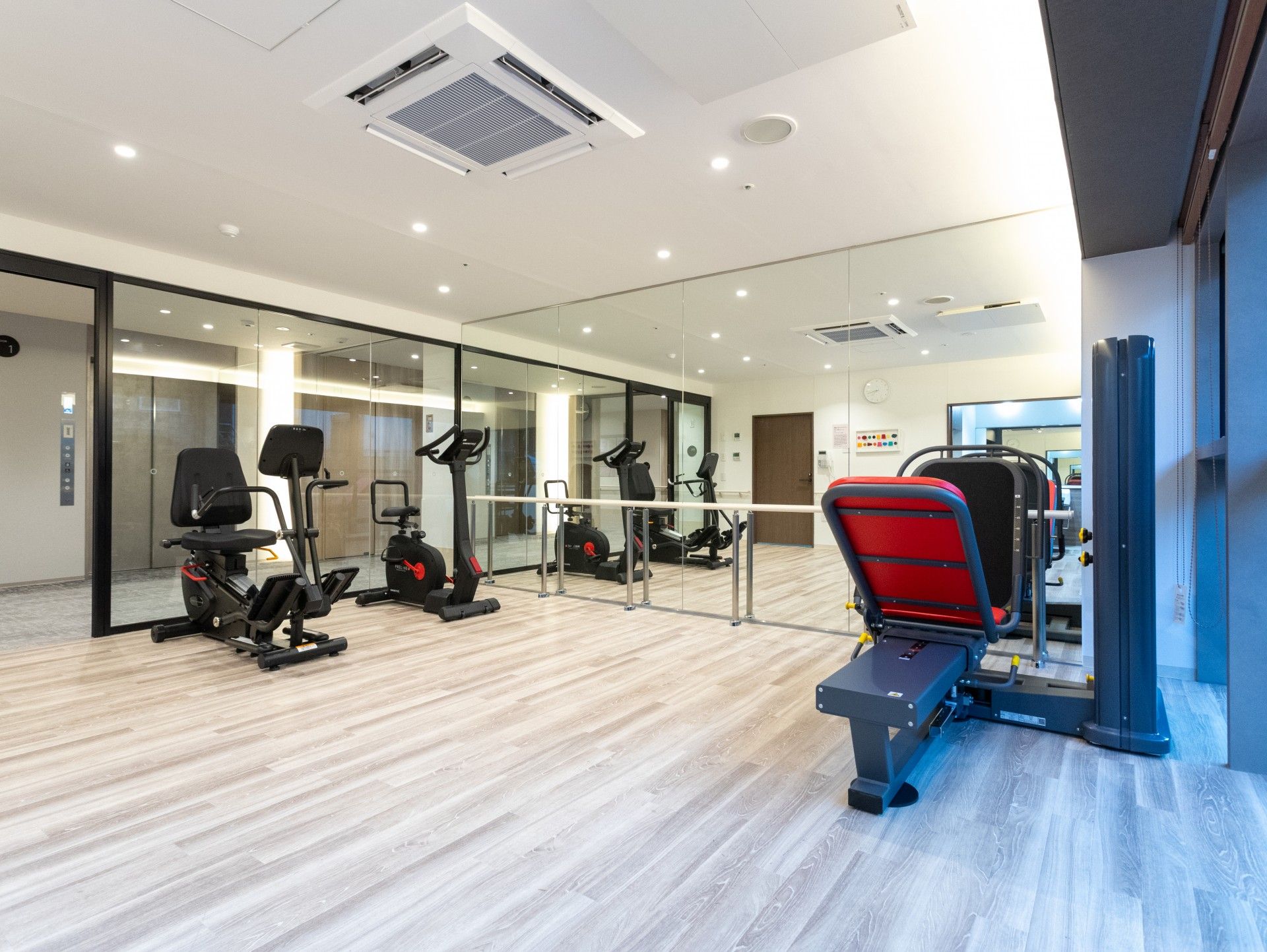 運動器具が並ぶ部屋