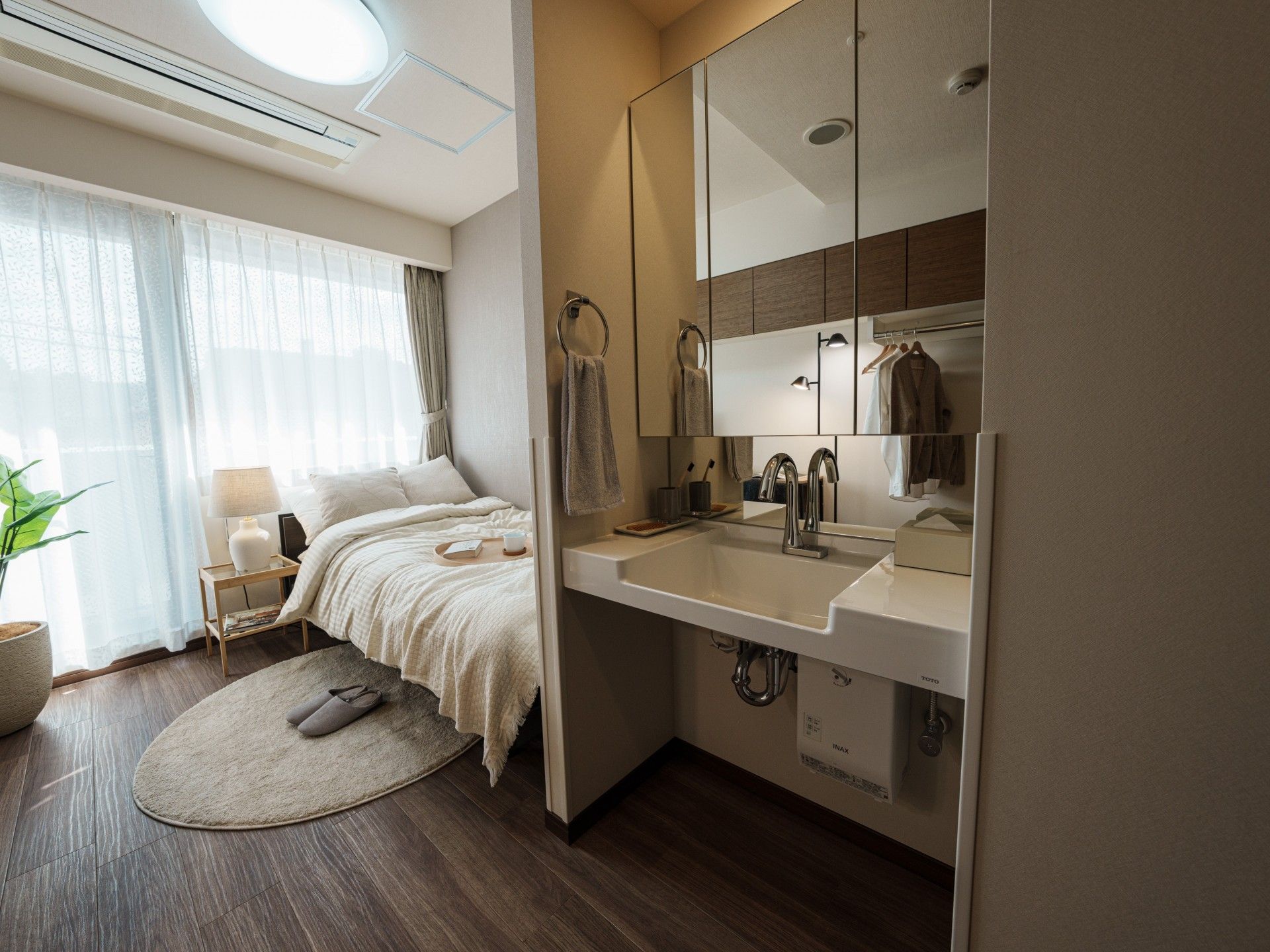 明るい個室の洗面台