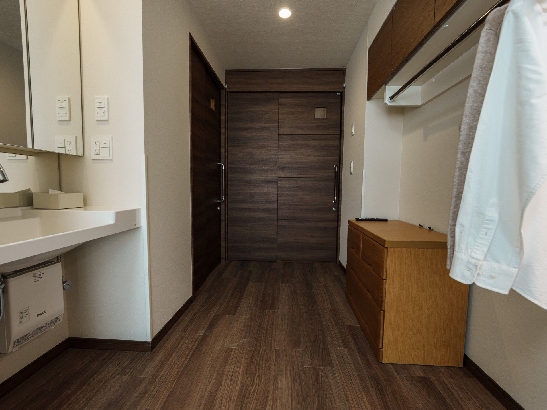 落ち着いた色調の廊下