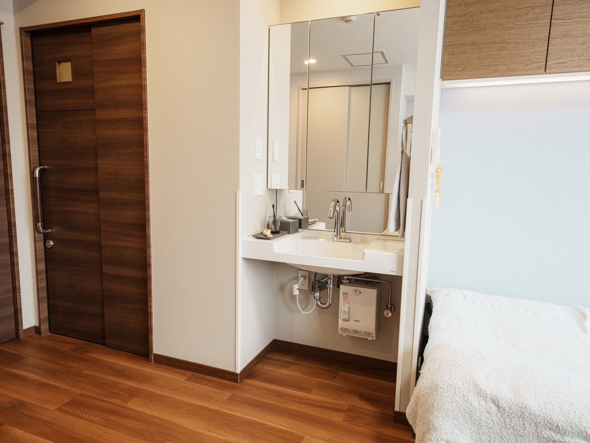 洗面台と木製ドアの部屋