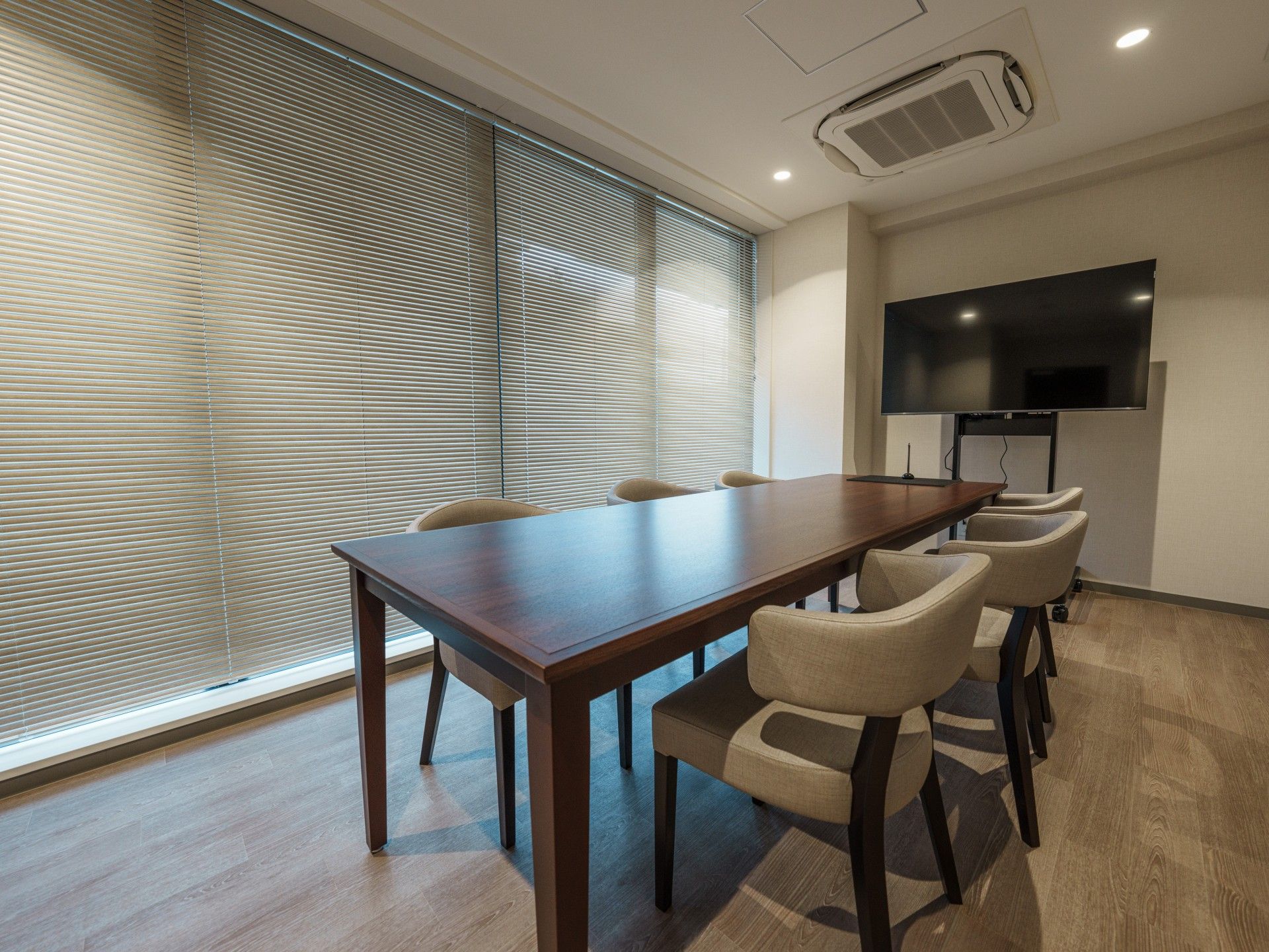 落ち着いた会議室