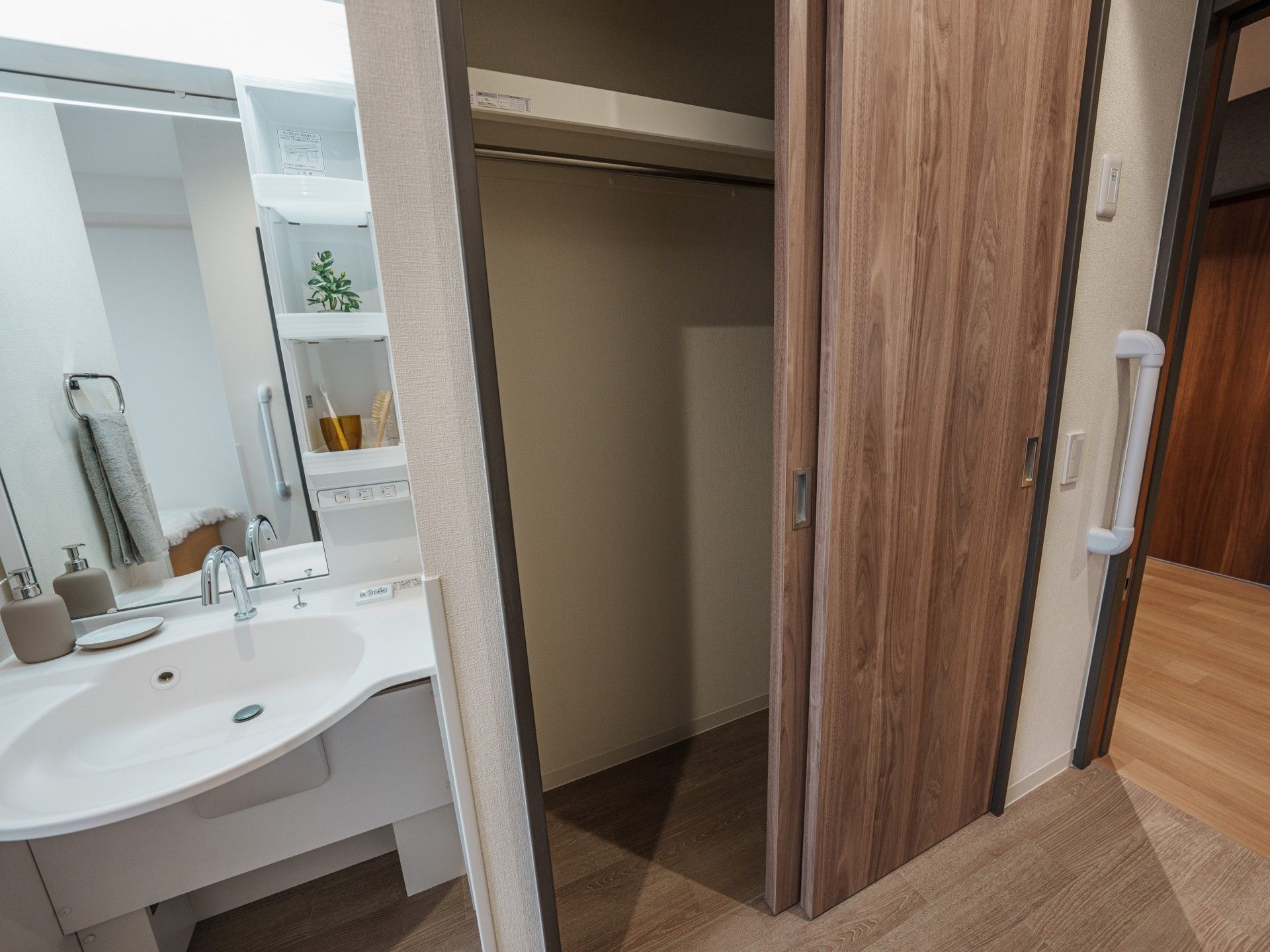 洗面台と収納スペース