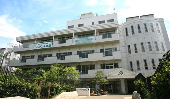 緑に囲まれた建物外観
