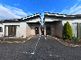 広々とした駐車場のある建物
