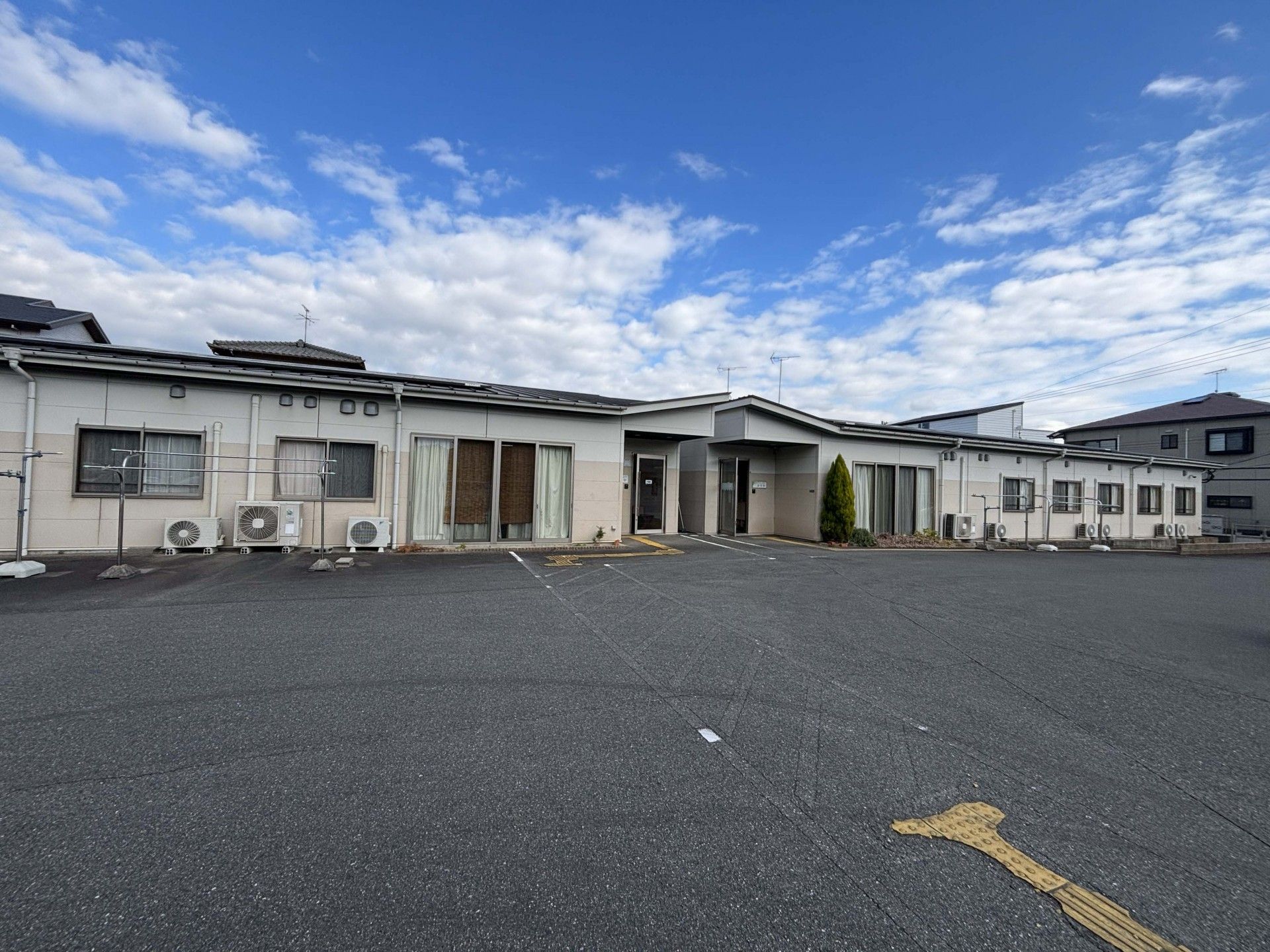 広い駐車場の建物外観