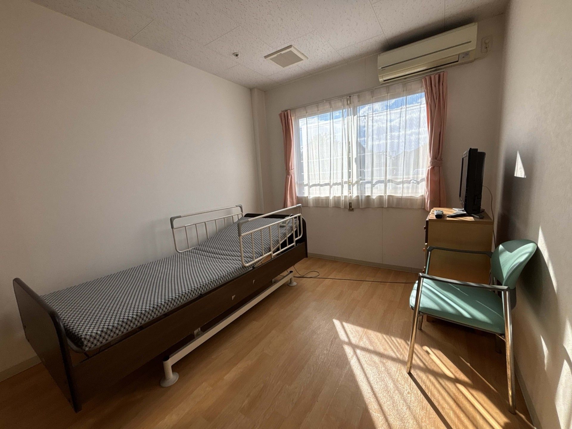 日差しが差し込む個室