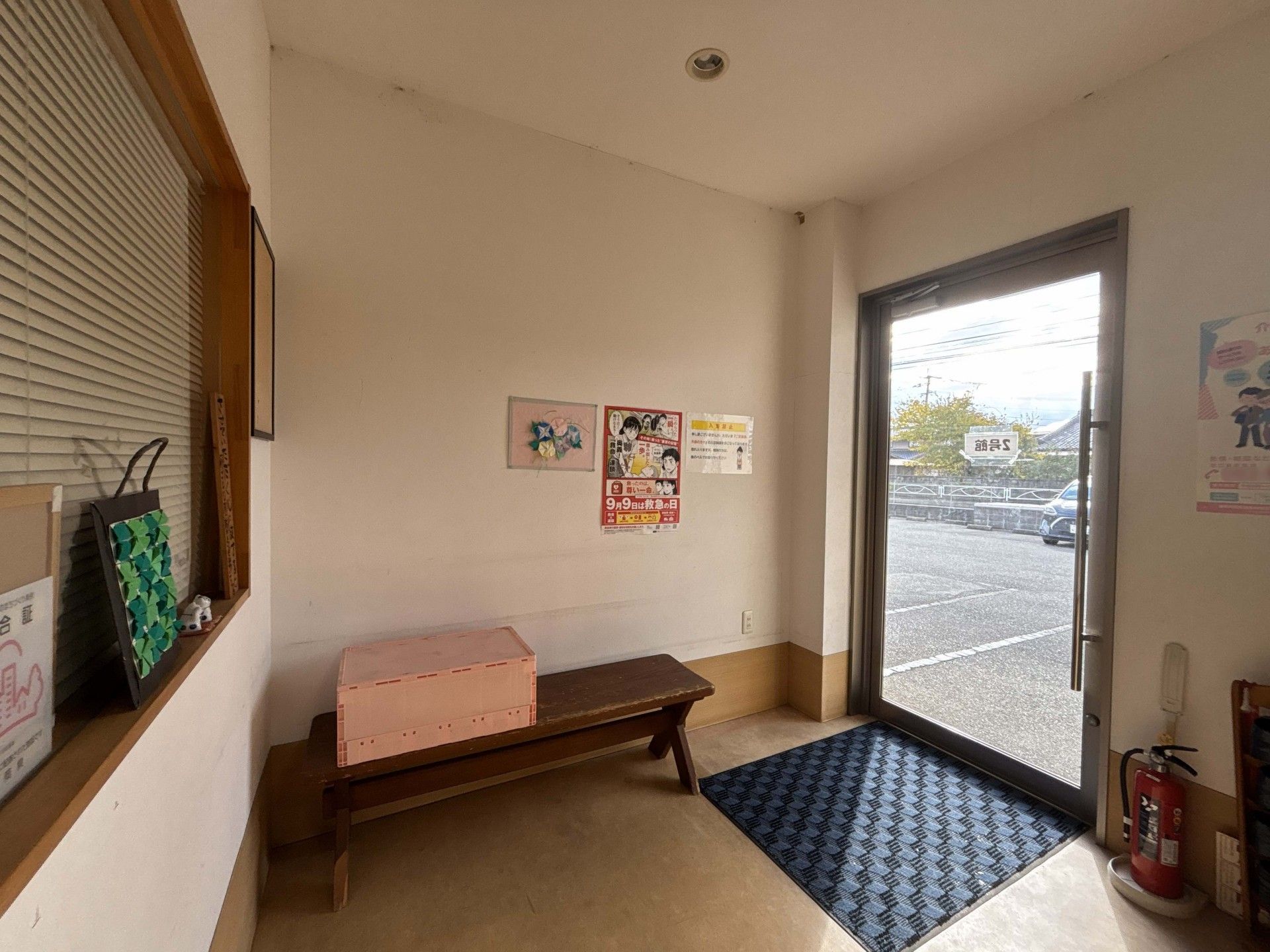 出入口付近のベンチ