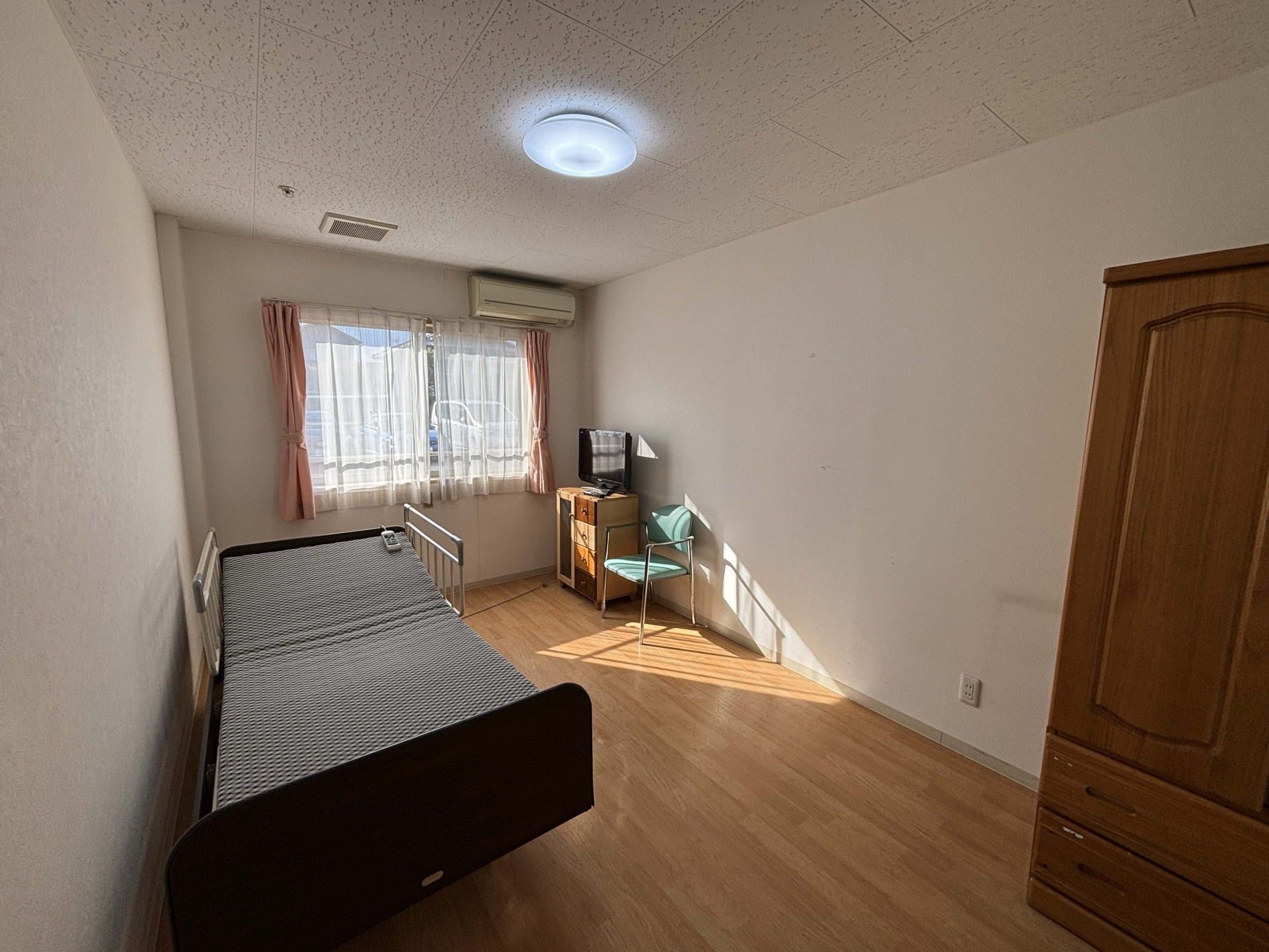 日差しが差し込む個室