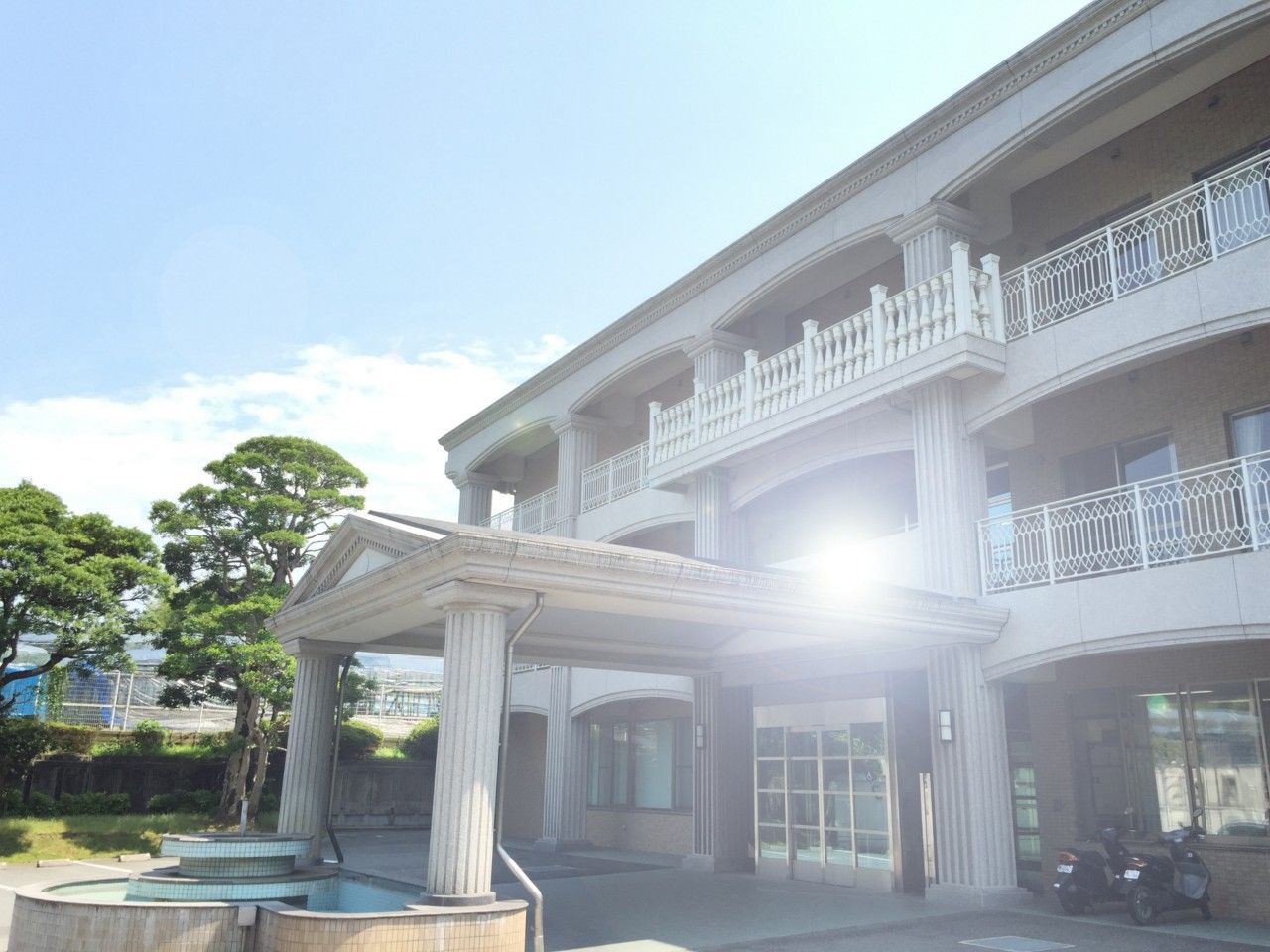 ゆとりあるエントランスの建物