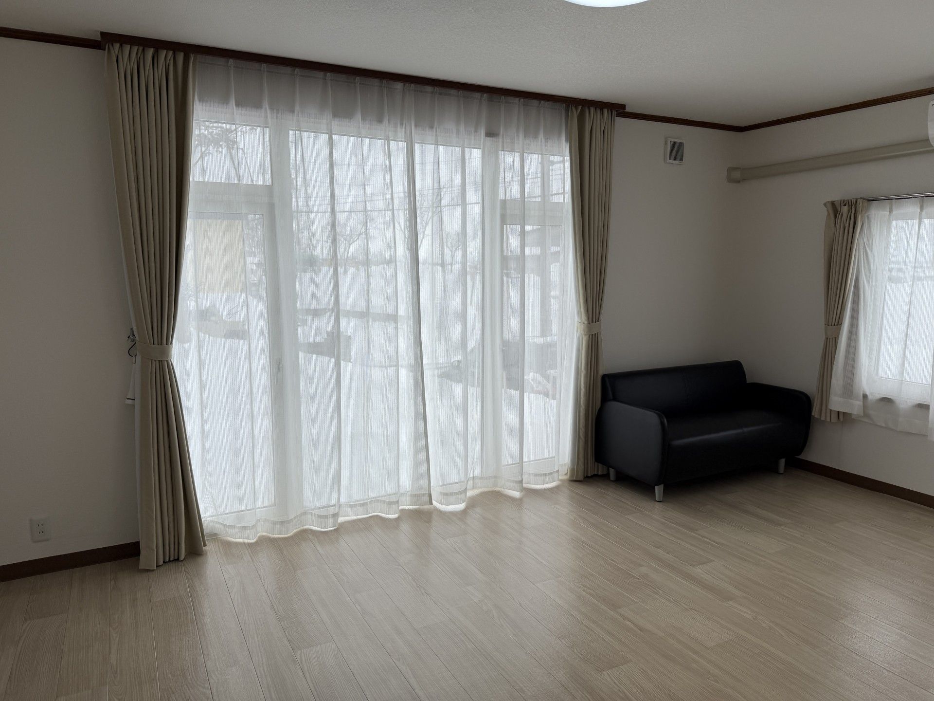 明るい窓辺の部屋