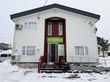 雪に囲まれた建物の外観