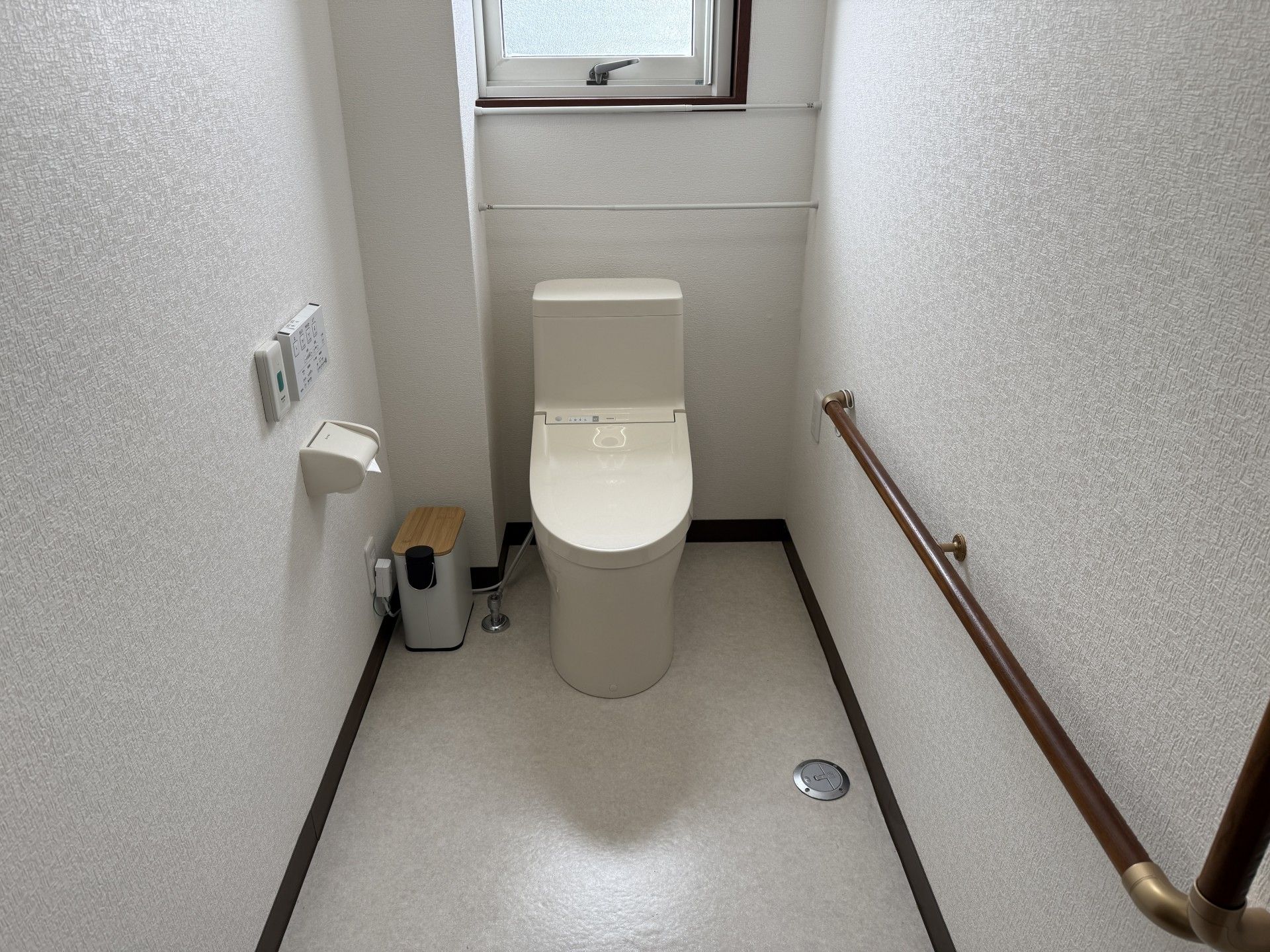 手すり付きのトイレ