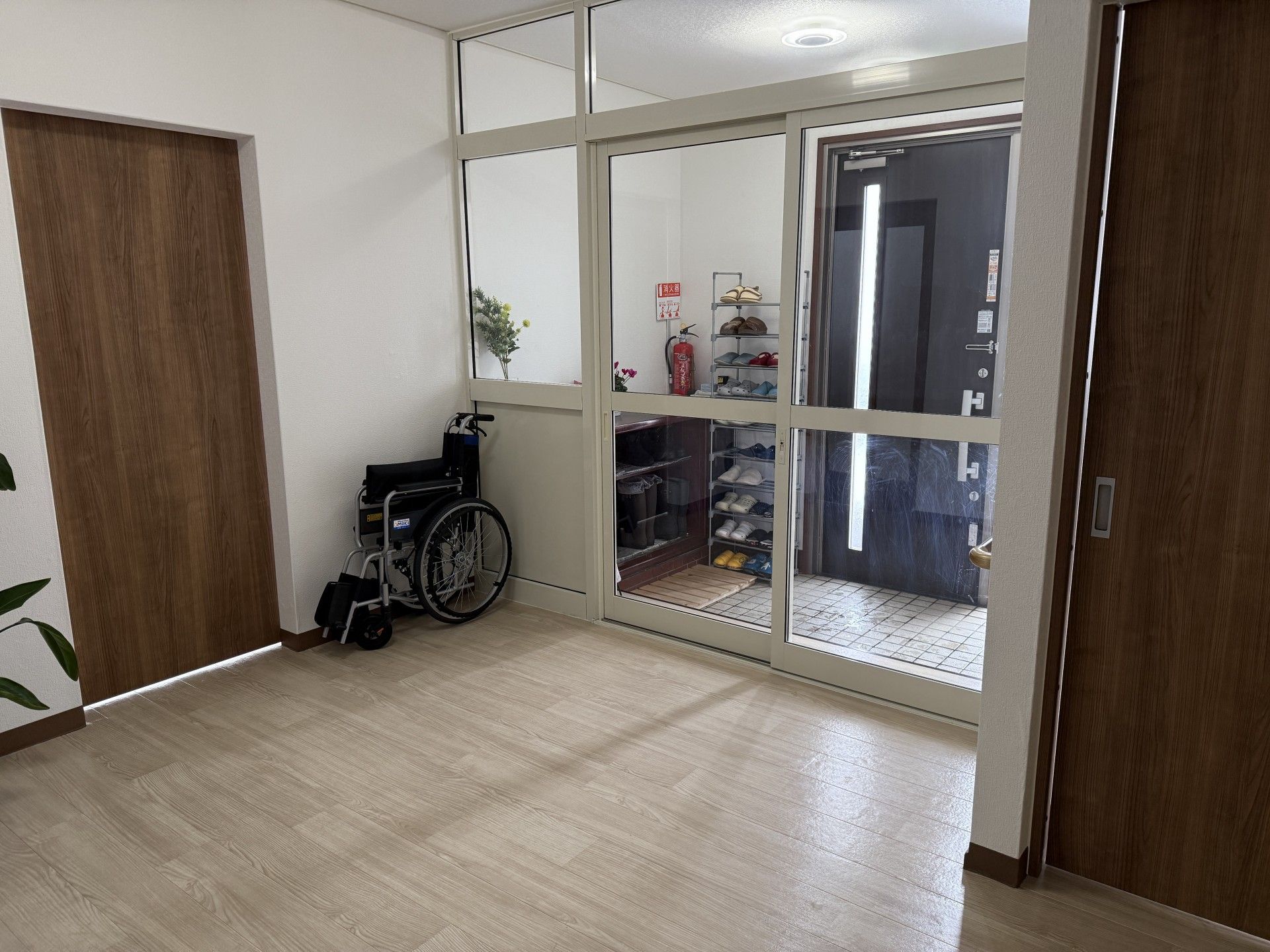 車椅子と玄関の様子