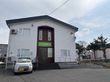 白い建物の外観