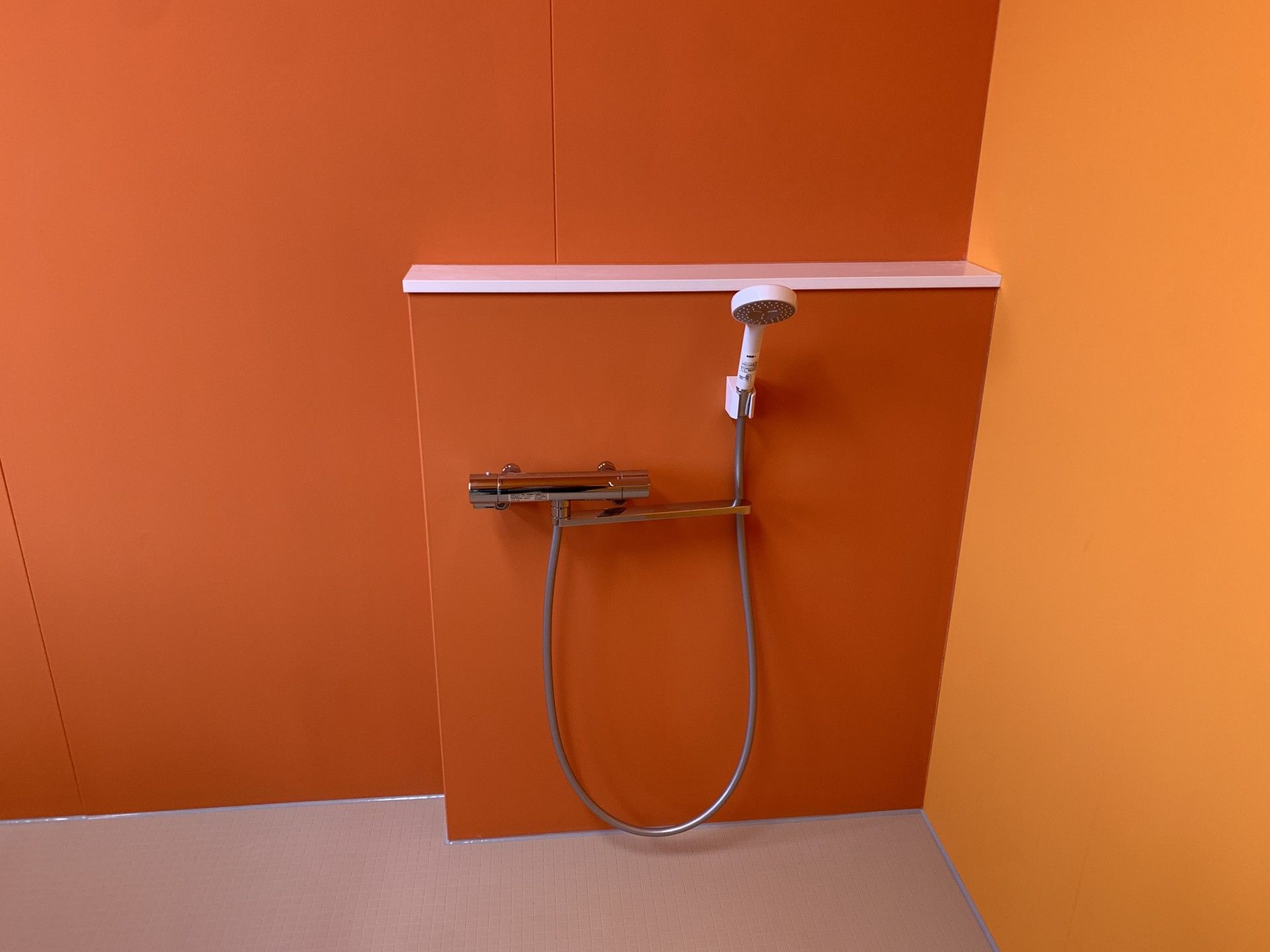 オレンジ色のシャワー設備