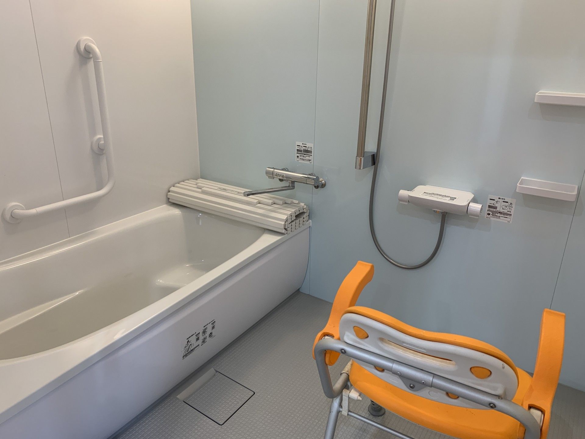 手すり付きの浴室