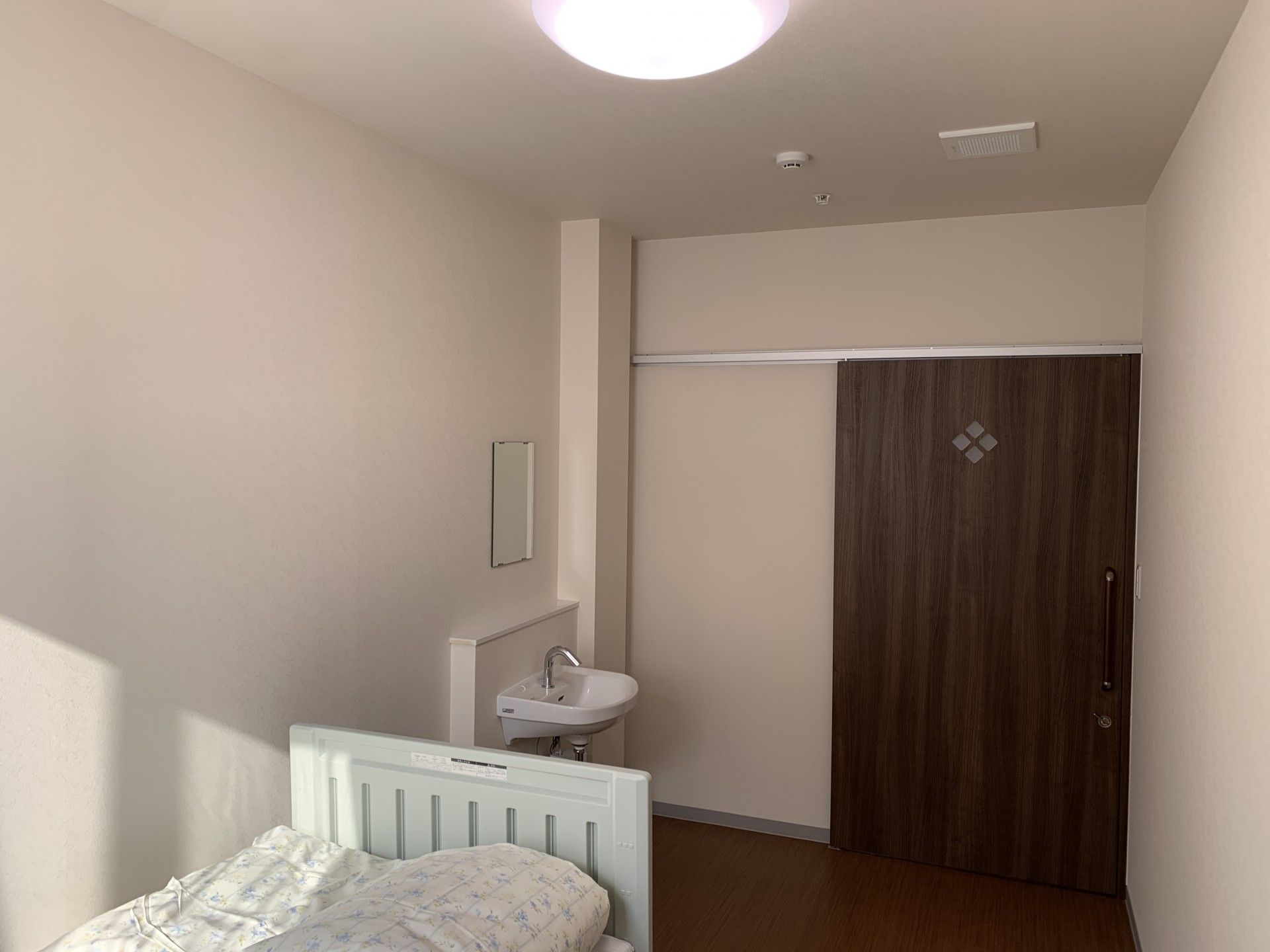 シンプルな個室の一角