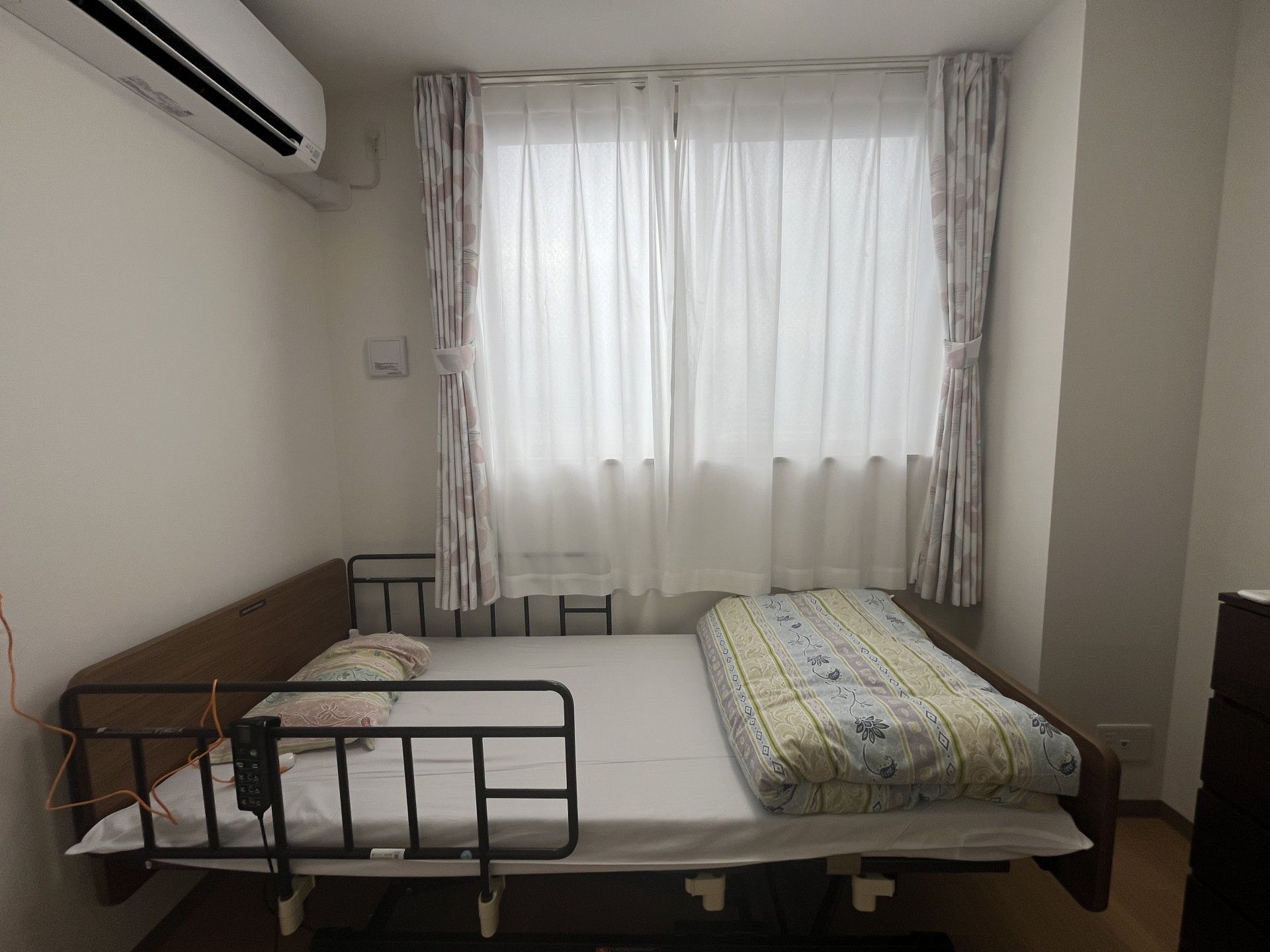 落ち着いた個室のベッド