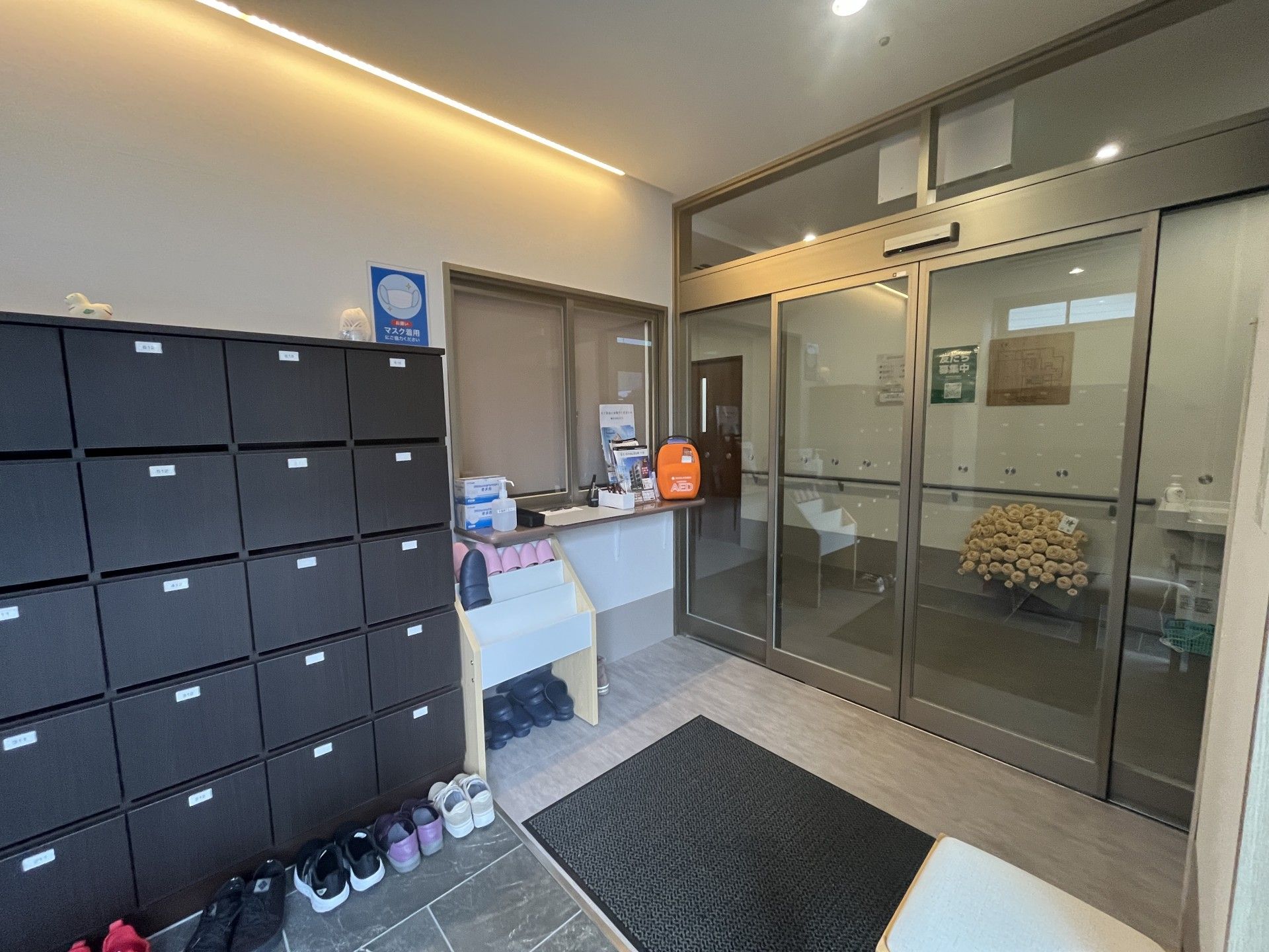 靴箱と受付のある入口