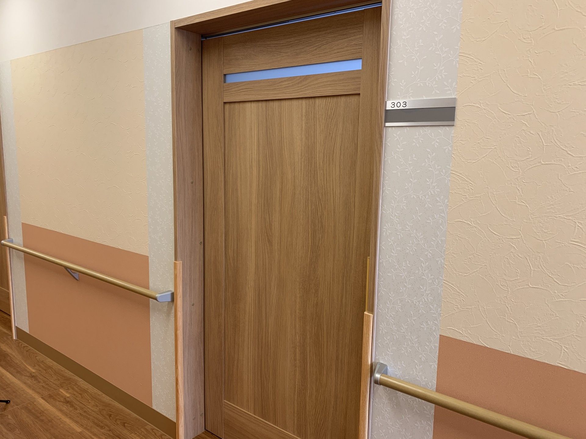 木製のドアと手すりの廊下