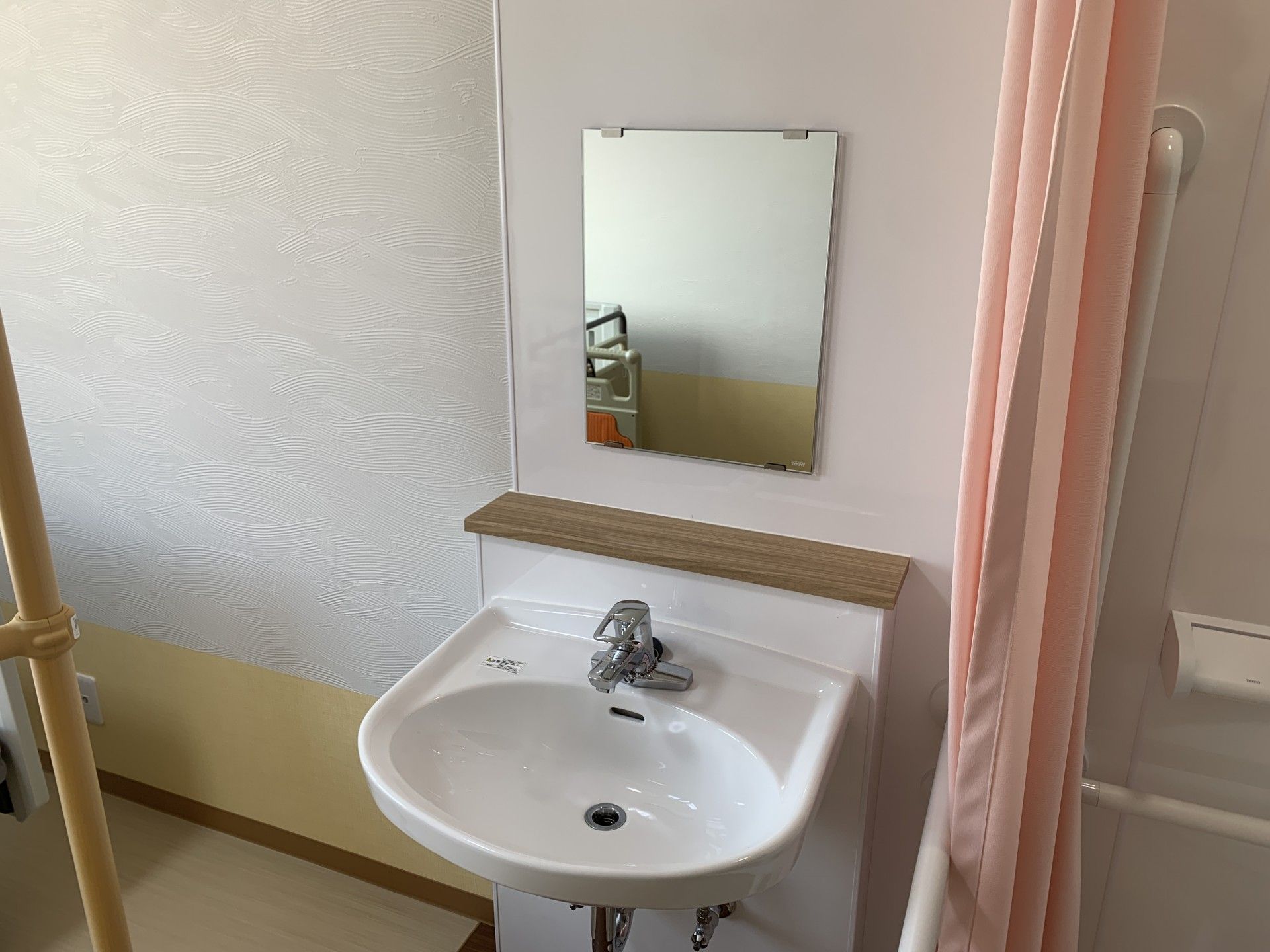 洗面台と鏡のある空間