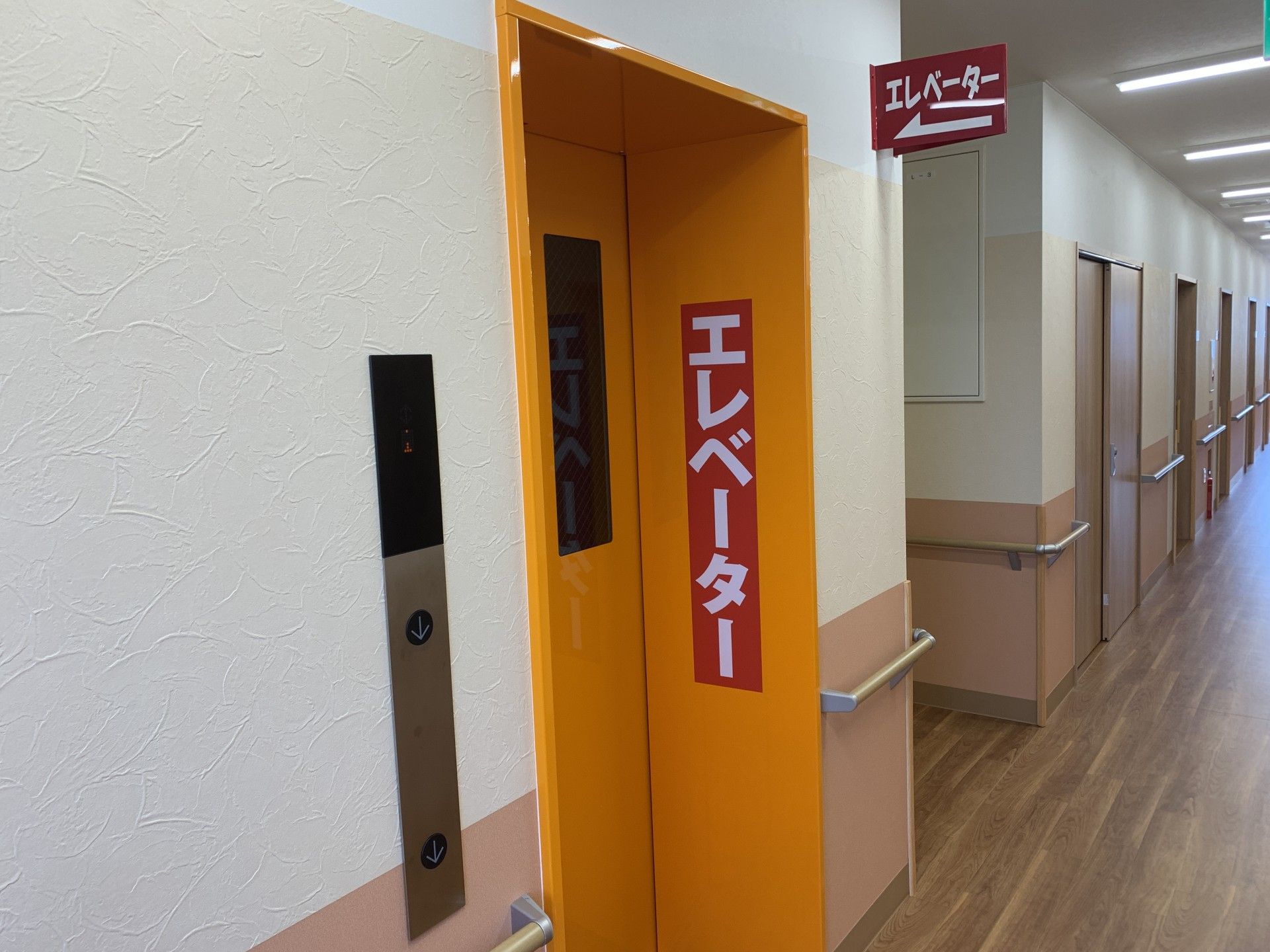 明るい廊下のエレベーター
