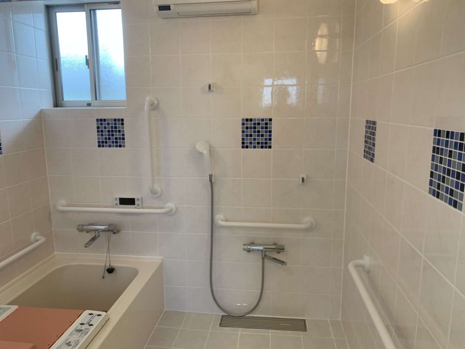 手すり付きの浴室