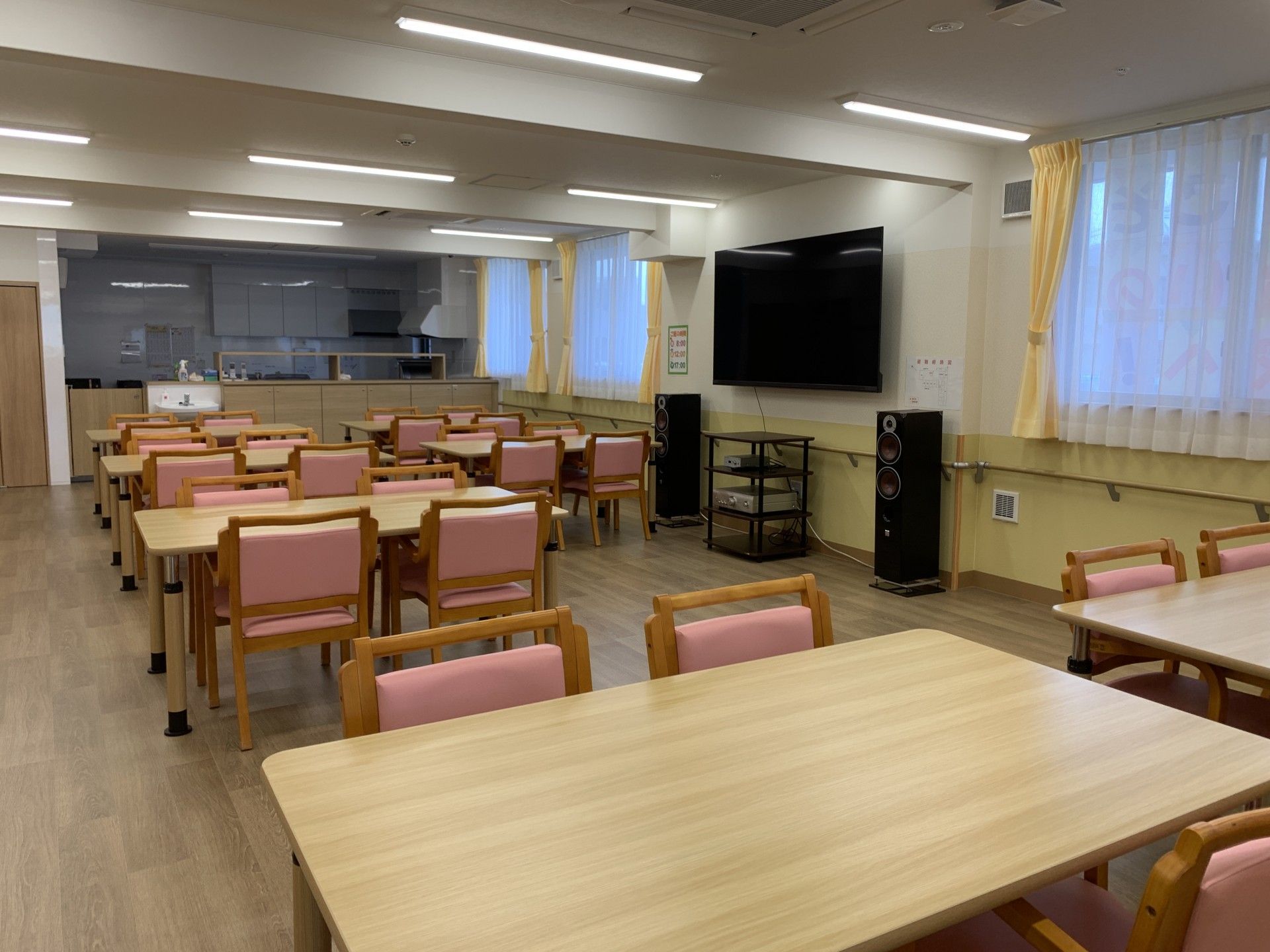 大きなテレビのある食堂