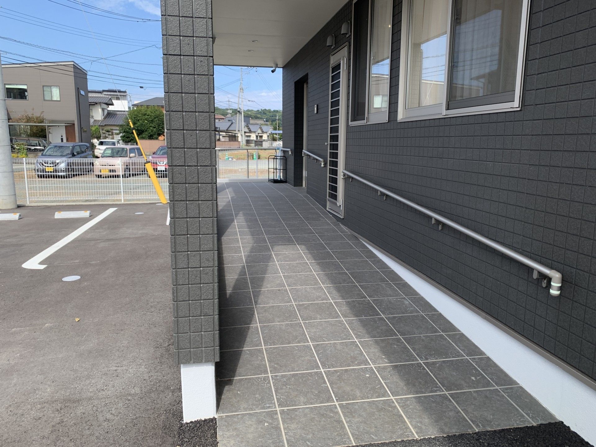 手すり付きの玄関アプローチ