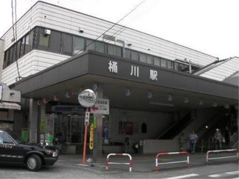 公共機関が充実している。ロータリーにはタクシーも停まっているので、荷物が多いときなどはタクシーを利用することもできる。