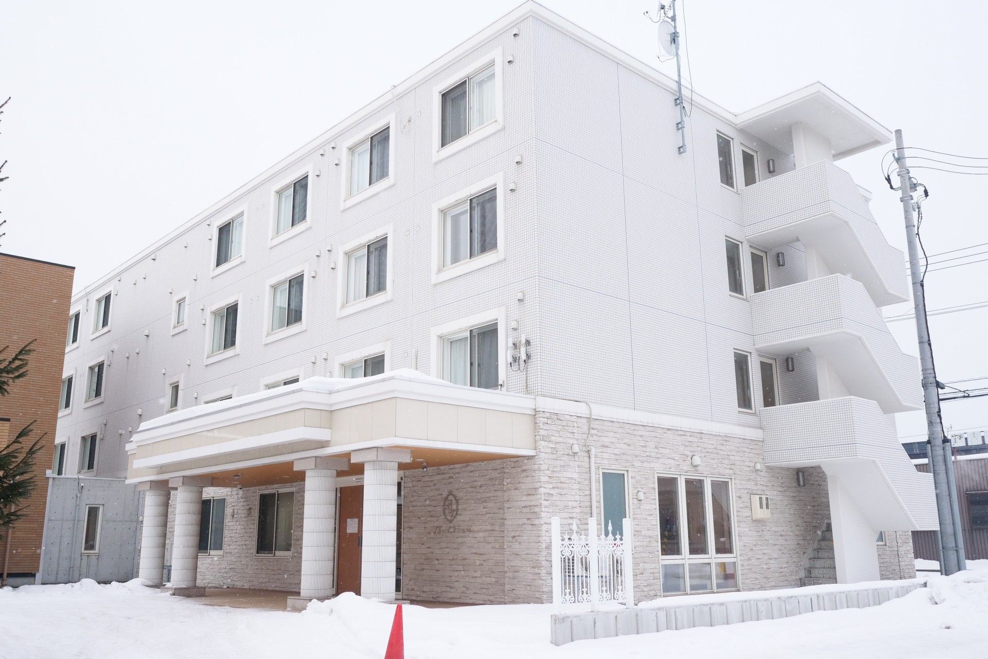 雪に囲まれた建物の外観