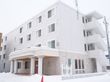 雪に囲まれた建物の外観