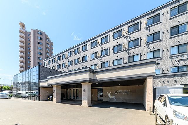広い駐車場のある建物