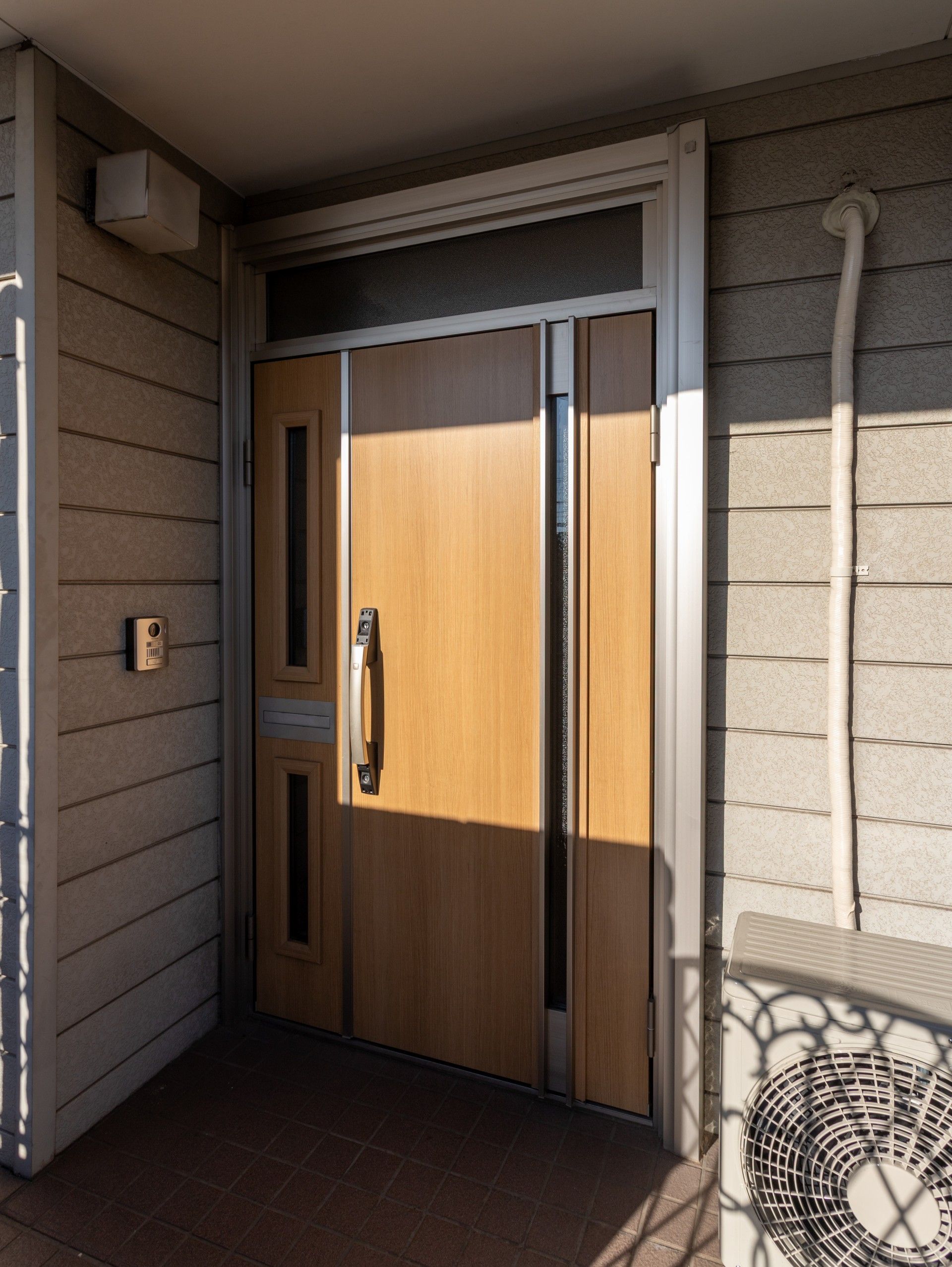 木製の玄関ドア