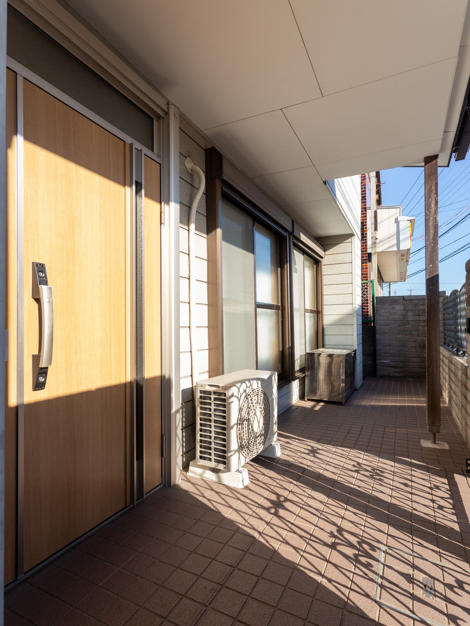 日差しが差し込む玄関前