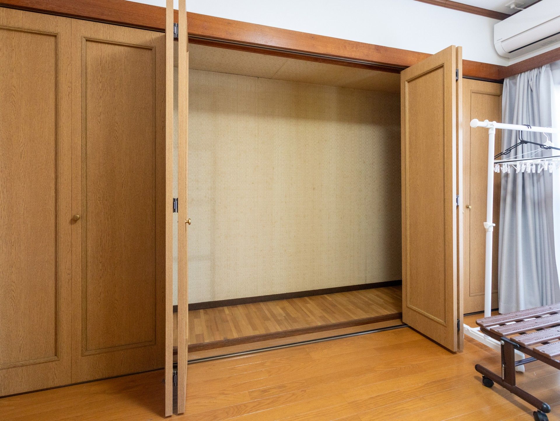収納スペースの扉