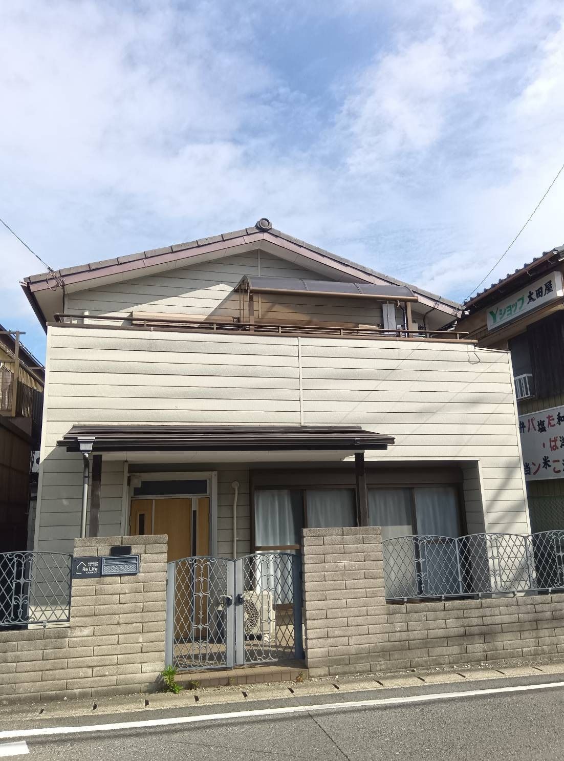 落ち着いた外観の建物