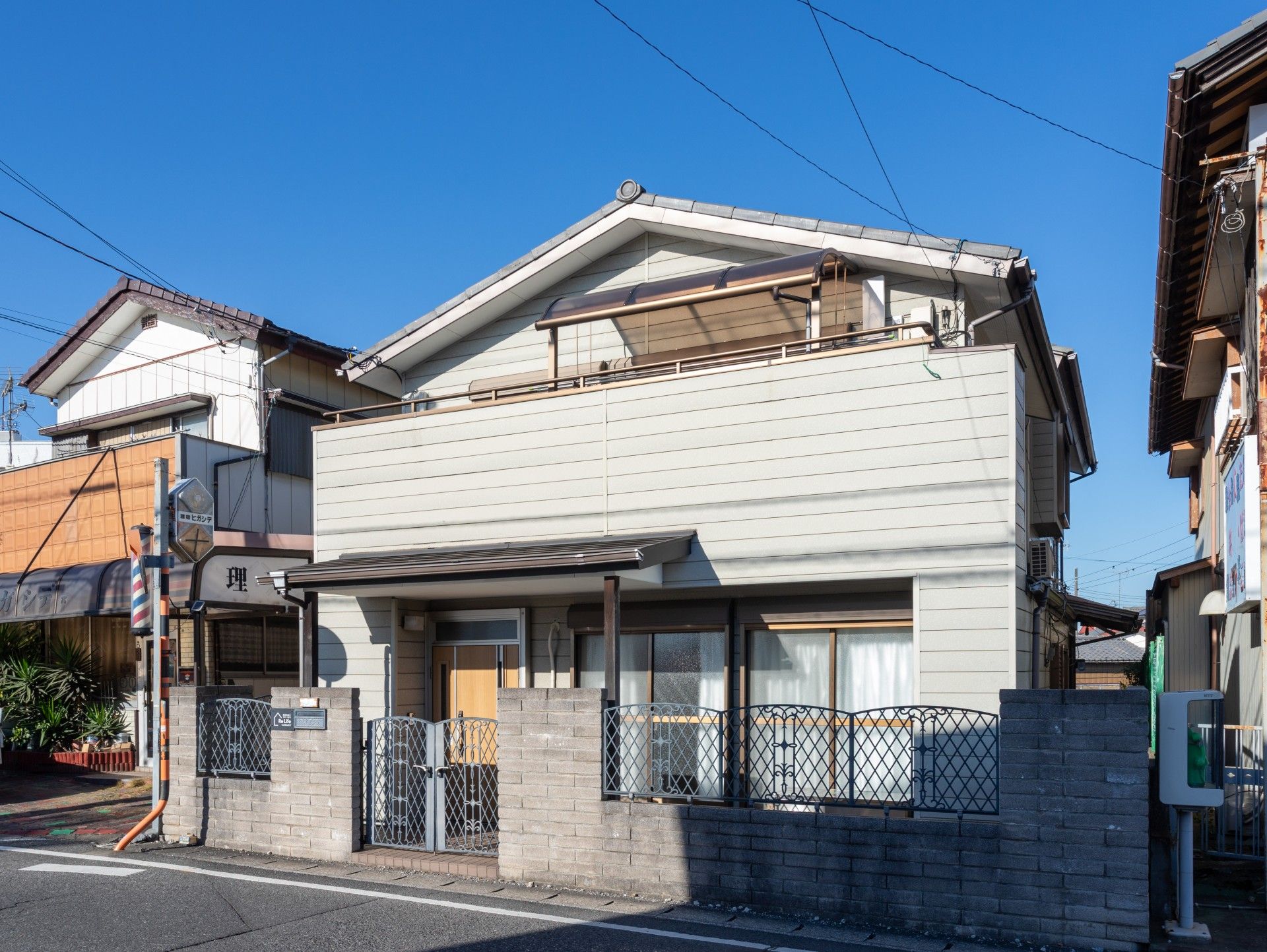 落ち着いた外観の建物
