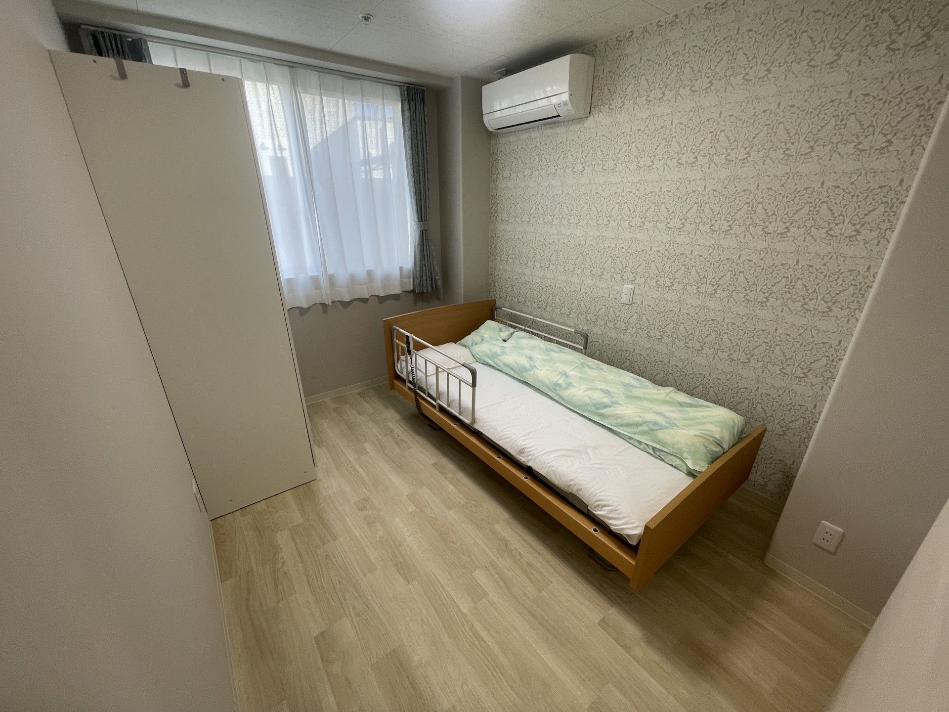 シンプルな個室の寝室
