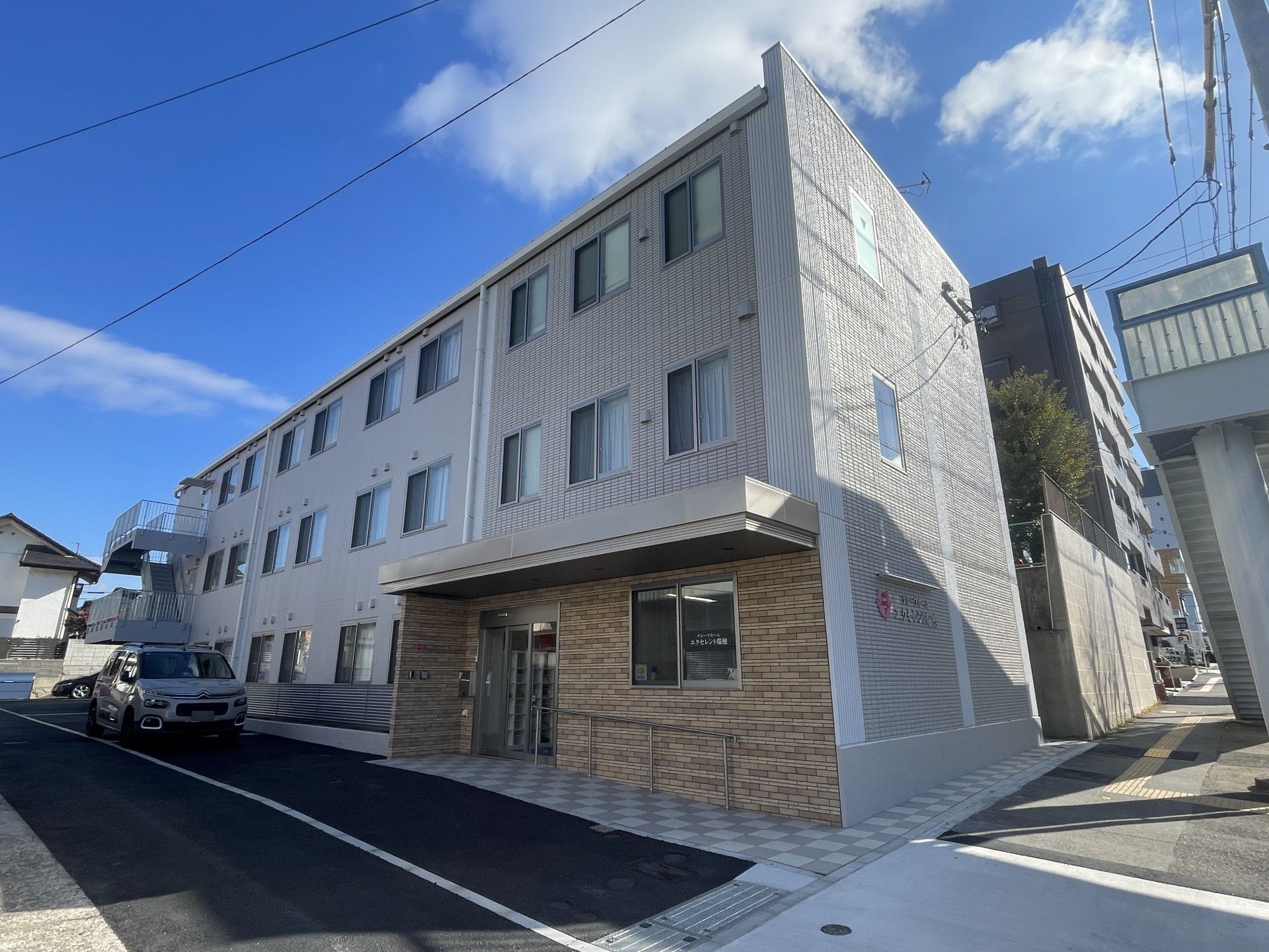 三階建ての建物外観