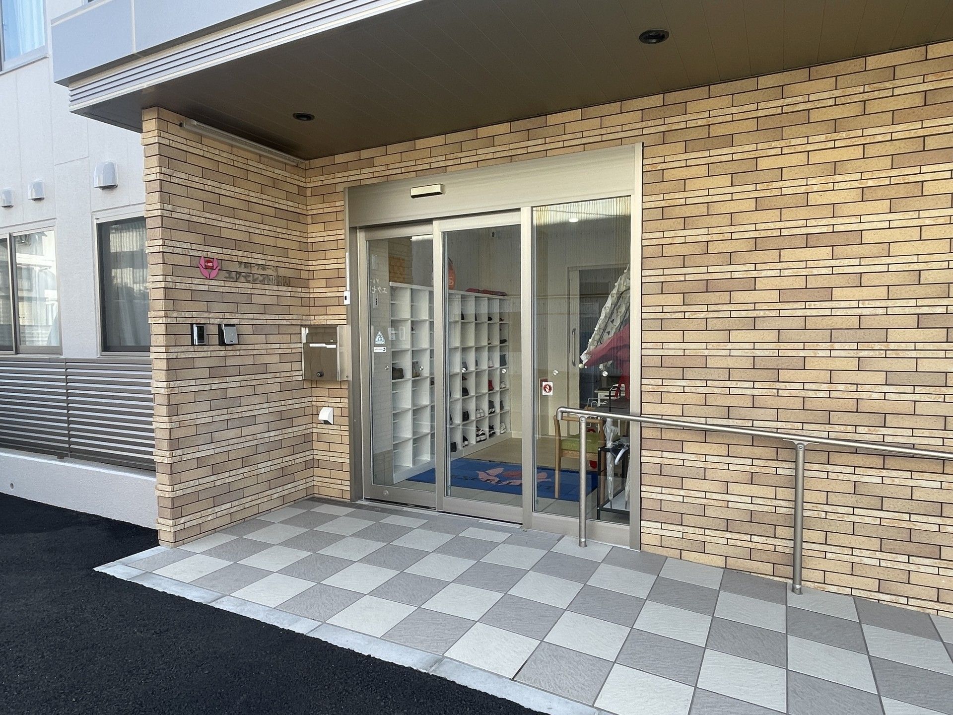 手すり付きの玄関